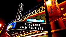 Enseignes lumineuses du festival du film de Sundance vues de contre-plongée, la nuit.