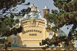 Надпись Sonnenuhrhaus на входном фасаде