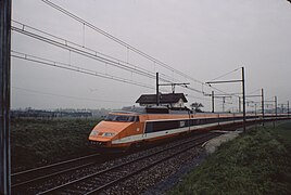 Une rame traversant la gare de Bourdigny (ligne suisse Genève – La Plaine), en novembre 1982.