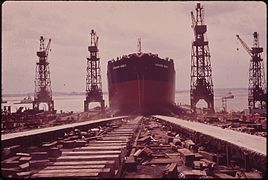 Botadura de un petrolero en los astilleros de Sparrows Point Shipyard en 1973