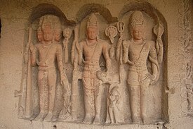 Tiga dewa Hindu Trimurti, Brahmā, Wisnu, dan Siwa (kiri ke kanan) di Gua Ellora