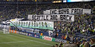 Partisans lors d'un tifo avec deux bannières « The Boys From Seattle Are Back ».