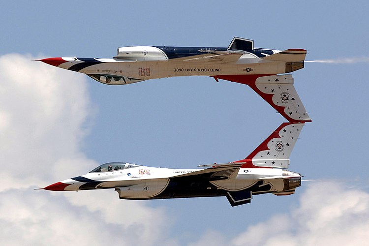 Демонстрационная эскадрилья ВВС США «Буревестники» (англ. Thunderbirds) выполняет фигуру группового пилотажа (Колорадо, 30 мая 2007)