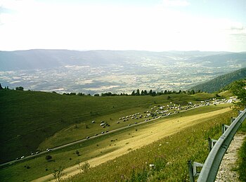 Vue de la vallée du Valromey depuis le col du Grand Colombier
