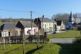 Vue de la place et de l'église, depuis la motte castrale.