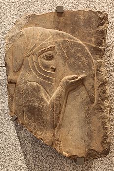 Porteur d’outre coiffé d'un bachlyk, fragment d’un bas-relief représentant une procession de serviteurs convoyant les mets d'un banquet vers la table royale. L’œuvre, qui ornait un escalier monumental d'un palais de Persépolis, l'une des capitales de l'empire perse achéménide, est aujourd'hui conservée au musée des beaux-arts de Lyon. (définition réelle 3 744 × 5 616)