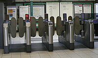 Ticketbarrieren in der Station West Kensington, die gelben Leser sind für die Oyster Card.