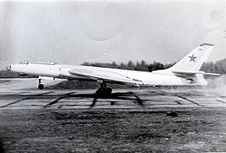 Посадка Ту-16 на североморском аэродроме. 1980-е годы..jpg