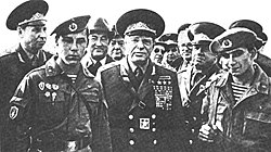 Советский генералитет среди бойцов-десантников на учениях «Запад-81».jpg