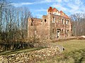 Ruine des ehemaligen Schlosses Ehrenberg (Nr. 4, Kapellenflügel), mit Fundamentmauern und Kelleranlage des ehemaligen Nordflügels, Wohn- und Wirtschaftsgebäude (Nr. 8), ehem. Gutsverwalterhaus (Nr. 7) und ehemaliges Kutscherhaus (Nr. 5), mit Resten der nördlichen Scheune sowie Terrassierungen und Stützmauern des ehemaligen Schlossgartens (Einzeldenkmale der Sachgesamtheit 09300462)