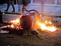 示威者在地上燃燒公物，包括垃圾箱