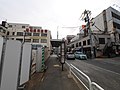 昭和信用金庫本店と下北沢駅前バス停留所（茶沢通り沿い）