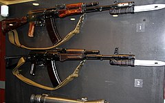 AK-74初期型（上）とAKS-74後期型（下） 弾倉は2挺とも後期型の焦げ茶色で、6kh5銃剣を装着している