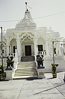 2. Geschiedenisleraar Aart Rietveld zag op doortocht in Kenia deze Jains Hindu tempel in Mombasa, 1975 - artikel Jainism - 115.291 x bekeken - East Africa 1975 (Rietveld Collection)