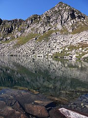 L'étang d'Alate, au pied de la face est granitique du mont Garias (2 006 mètres).