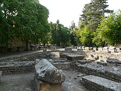 Champ de sarcophages de la promenade des Alyscamps devant l'église Saint-Honorat.