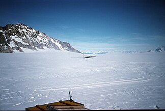 Zwei Twin Otter des British Antarctic Survey nach der Landung bei den Auriga-Nunatakkern (2003)