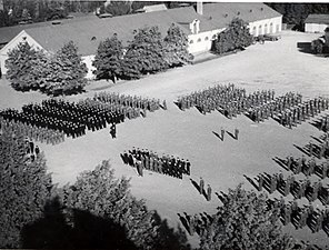 Avlämning till chefen på kaserngården vid Arméns underofficersskola i Uppsala år 1949