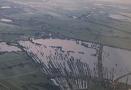 De Vinkeveense plassen, rechts doorsneden door de Baambrugse Zuwe. Gezien naar het noordoosten, september 2017