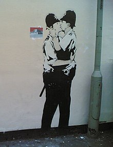 banksy kissing policemen