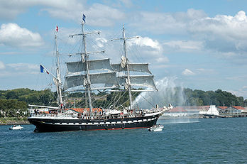 Le Belem est un trois-mâts barque français lancé à Nantes le 10 juin 1896. Classé monument historique depuis le 27 février 1984, le Belem navigue sous pavillon français. Ici, à l'entrée dans Bayonne en 2006. (définition réelle 3 008 × 2 000)