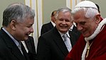 התאומים קצ'ינסקי בפגישה עם האפיפיור בנדיקטוס ה-16 ב-2006