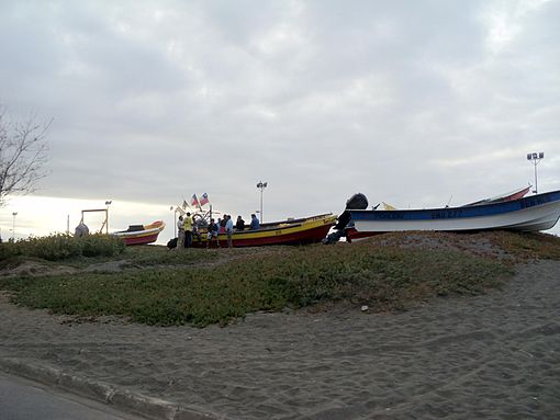 Tous les bâteaux de Pichilemu ont été transportés loin de la plage afin d'éviter leur destrucions. Sur cette photos, des embarcations attendent leur transferts vers Las Terrazaas Beach.