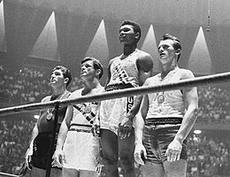 Prispodiet vid OS 1960. Från vänster: Giulio Saraudi, Tony Madigan, Cassius Clay och Zbigniew Pietrzykowski.