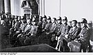 קלאוס שנק פון שטאופנברג הנאשם העיקרי בתכנון ופיקוד על בקשר העשרים ביולי מובא לפני "בית המשפט העממי". 10 באוגוסט 1944.