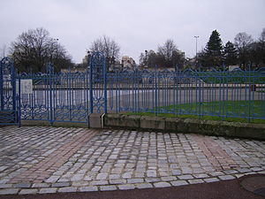 Entrée située face à la gare