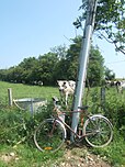 Un champ, des vaches normandes, une bicyclette, du soleil : le bonheur est dans le près dans le parc des marais du Cotentin et du Bessin.