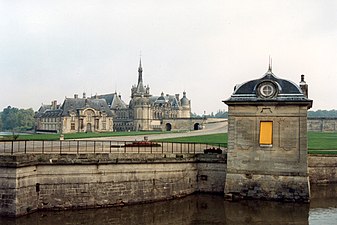 Le château de Chantilly vu de la grille d'honneur.