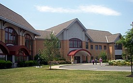 Публичная библиотека Черри-Хилл, одна из крупнейших в Нью-Джерси, на 72000 квадратных футов (6700 м2)