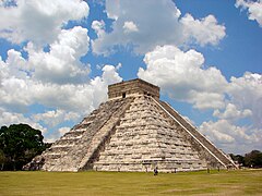 El Castillo (Kukulkánova pyramida), nejznámější ze staveb archeologického naleziště