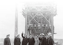 Ingenieros chinos y soviéticos en la construcción del puente.