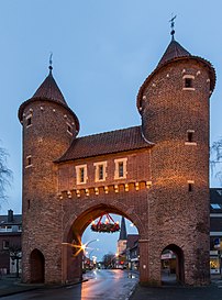 Couronne de l'Avent pendue au Lüdinghauser Tor, à Dülmen (Rhénanie-du-Nord-Westphalie, Allemagne). (définition réelle 2 365 × 3 200)