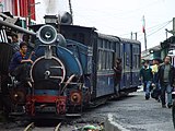 43. KW Die von der Indischen Staatsbahn betriebene Schmalspurbahn Darjeeling Himalayan Railway (Spurweite 610 mm) führt von Shiliguri nach Darjeeling im Bundesstaat Westbengalen.