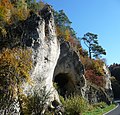 Die namengebende Höhle in der Kalkfelswand des Hohen Knocks