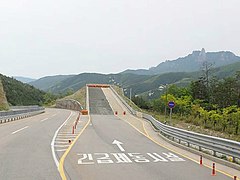 Una Rampa de Escapada de la Emergencia (Runaway Rampa de Camión) en Misiryeong (미시령) la carretera Penetrante cercana Sokcho, Corea