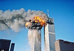 Kula ognia po uderzeniu w południową wieżę WTC samolotu linii United Airlines lotu 175