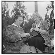 Russiske flyktningar på Granlien pensjonat strikkar i 1954.