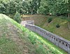 Fort Werk 4: Gecreneleerde muur in de droge gracht