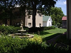 照片中最右方的建築物為W·H·摩根宅邸（英语：W.H. Morgan House）；後方帶有紅色屋頂的建築物為W.H.摩根穀倉（W.H. Morgan Barn）；左側帶有棕色磚瓦的建築物為皮博迪鎮區圖書館；中後方帶有綠色屋頂的建築物為皮博迪歷史圖書博物館（2010年）