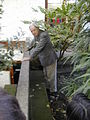 Gérard Thurnauer, architecte de la bibliothèque, dans le jardin