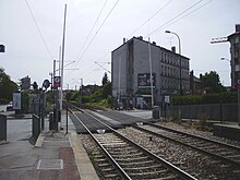 Vue du passage à niveau ouvert au sud-ouest de la gare.