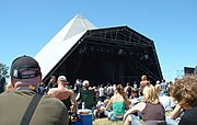 Il palco a piramide del Glastonbury Festival (foto del giugno 2004)