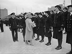 Královna Alžběta kontroluje oddíl Wrens na nábřeží v Belfastu, 1942