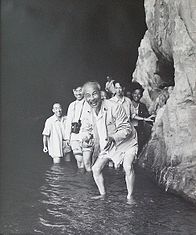 Ho Chi Minh en el río Lijiang (China), en 1961