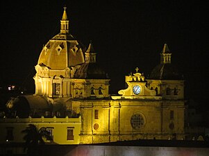 Vista nocturna de la iglesia San Pedro Claver.