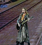 Madonna en The MDNA Tour con estilismo hawaiano